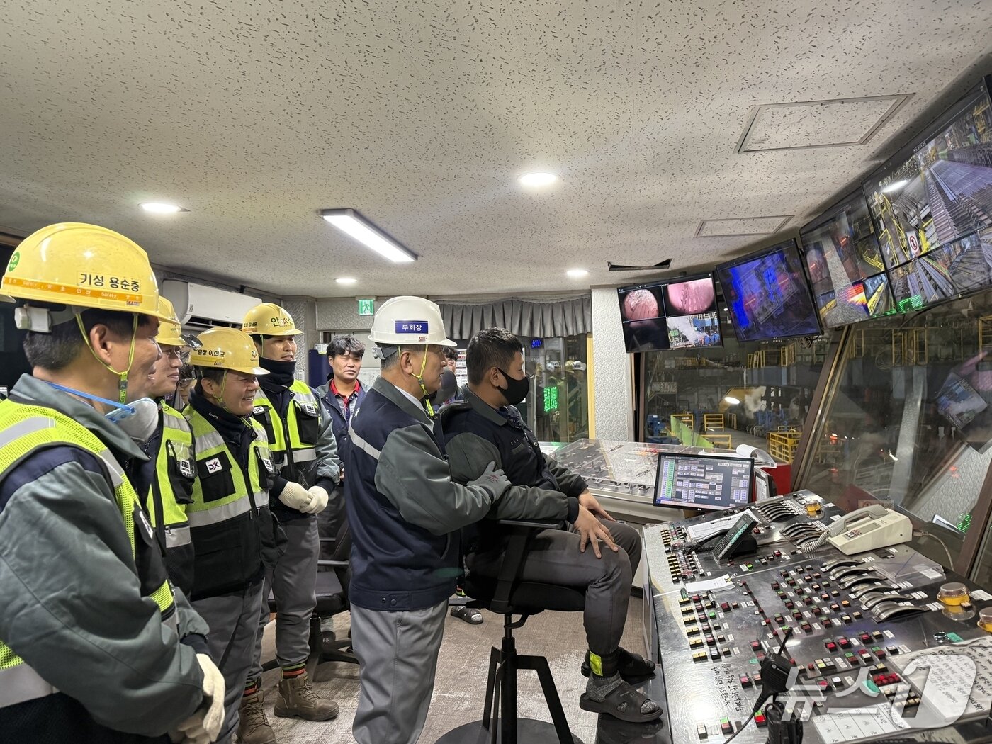 본문 이미지 -  장세욱 동국제강그룹 부회장이 새해 첫날 인천공장을 방문해 생산라인에서 근로자를 격려하는 모습(동국홀딩스 제공).2026.01.20/뉴스1