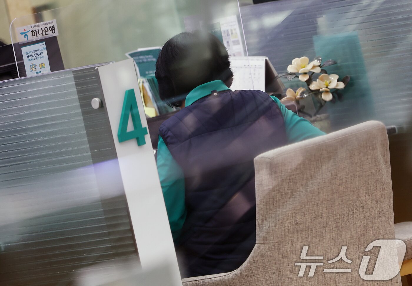 본문 이미지 -  서울 시내 은행에서 시민이 상담을 받기 위해 이동하고 있다.  2026.1.2/뉴스1 ⓒ News1 김민지 기자