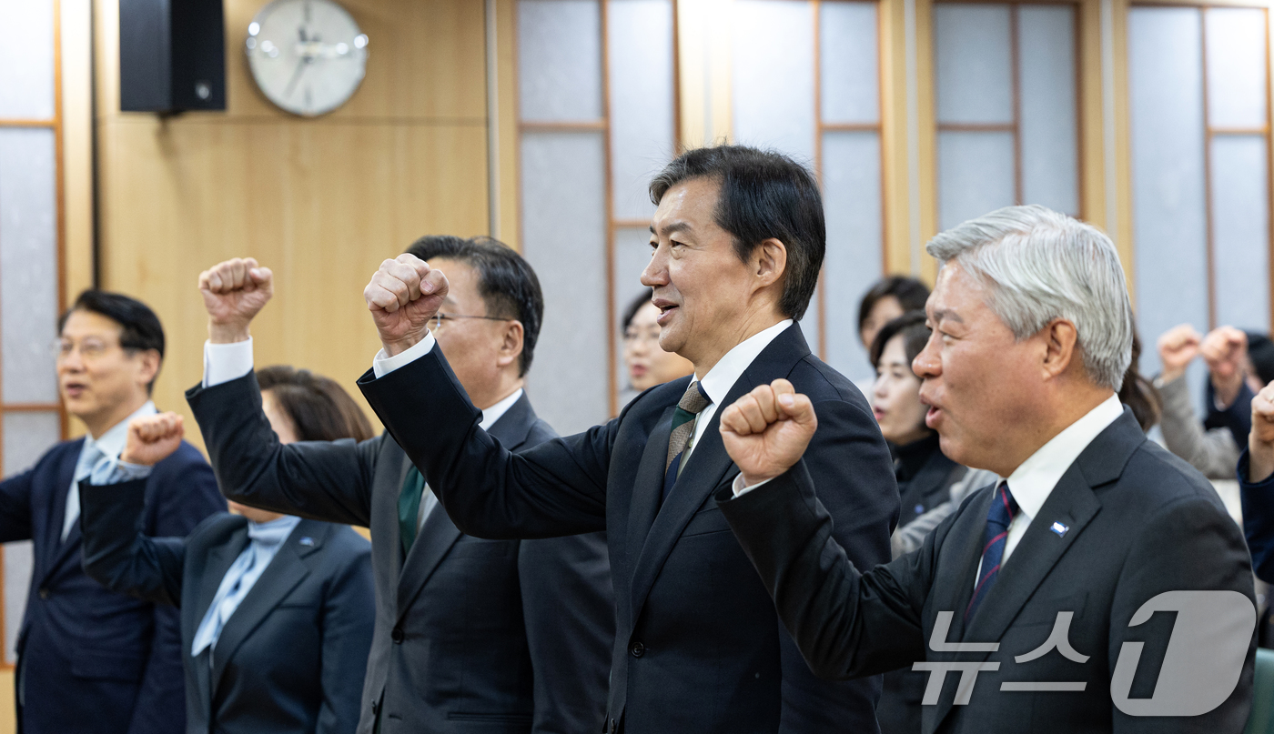 (서울=뉴스1) 이승배 기자 = 조국 조국혁신당 대표가 2일 서울 여의도 국회 의원회관에서 열린 신년회에서 구호를 외치고 있다. 2026.1.2/뉴스1