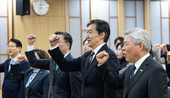 구호 외치는 조국 대표