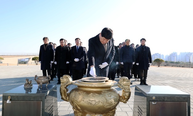 충남도의회 병오년 첫 일정 '충혼탑 참배'