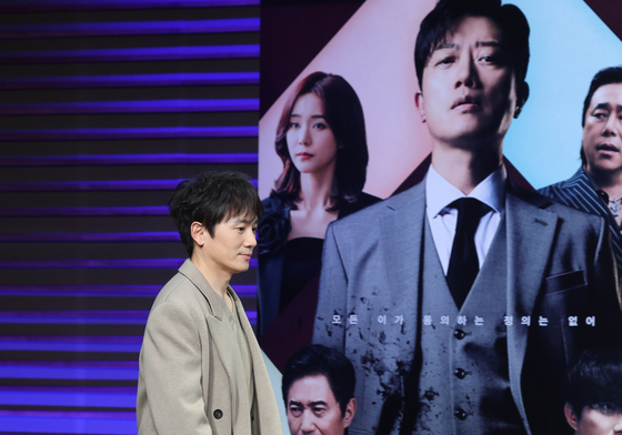 지성, 입장하는 판사 이한영