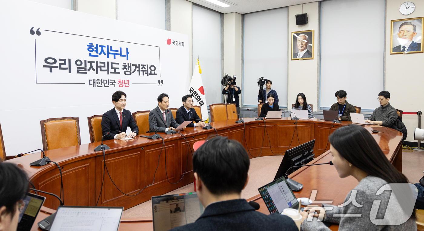 (서울=뉴스1) 이승배 기자 = 장동혁 국민의힘 대표가 2일 서울 여의도 국회에서 열린 기자간담회에서 모두발언하고 있다. 2026.1.2/뉴스1