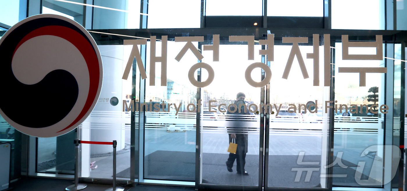 (세종=뉴스1) 김기남 기자 = 기획재정부가 재정경제부와 기획예산처로 분리되면서 2일 오전 정부세종청사에서 재정경제부가 공식 출범한 가운데, 중앙동 재정경제부 출입구의 공식 명칭이 …