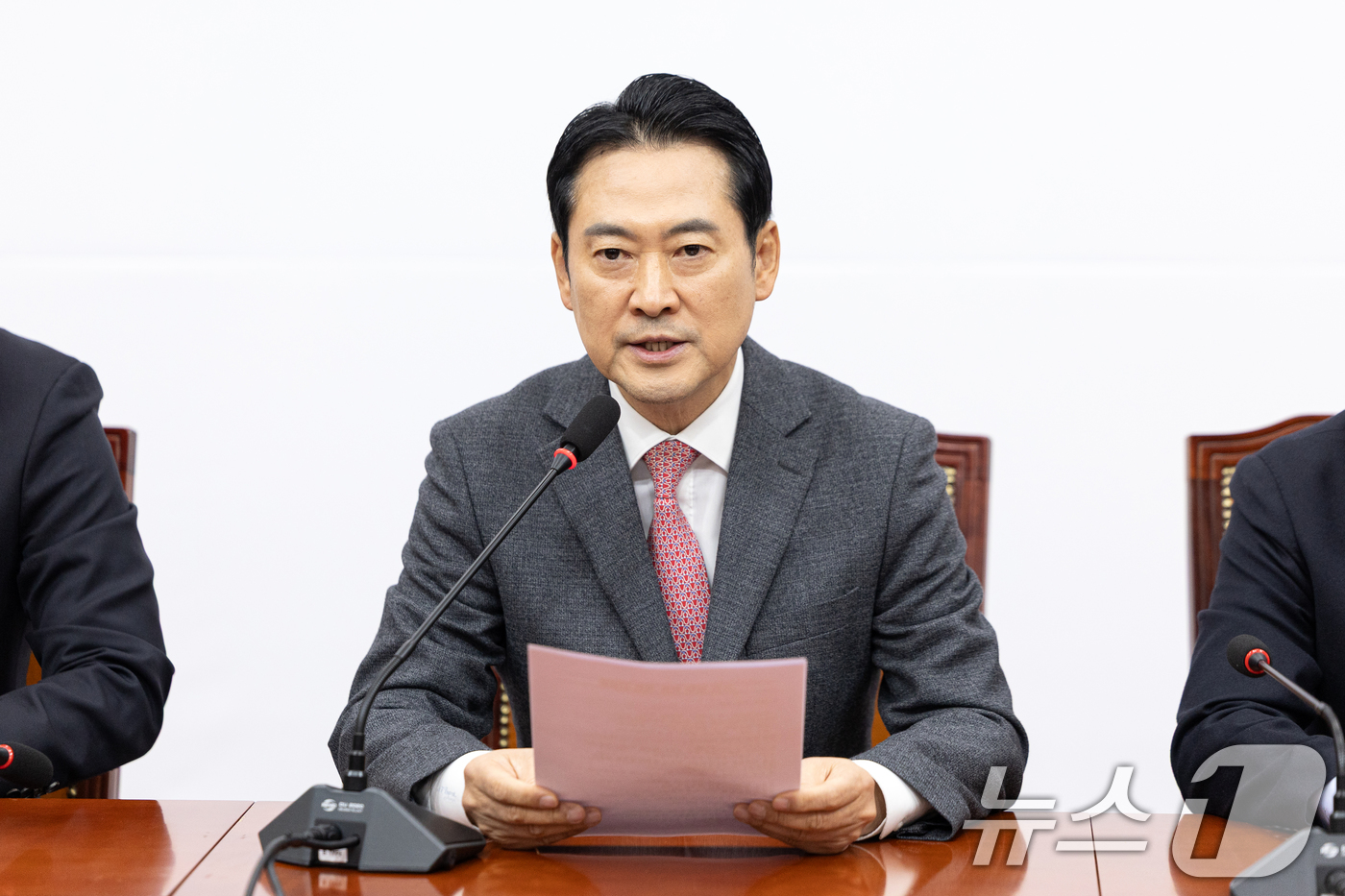 (서울=뉴스1) 이승배 기자 = 장동혁 국민의힘 대표가 2일 서울 여의도 국회에서 열린 기자간담회에서 모두발언하고 있다. 2026.1.2/뉴스1