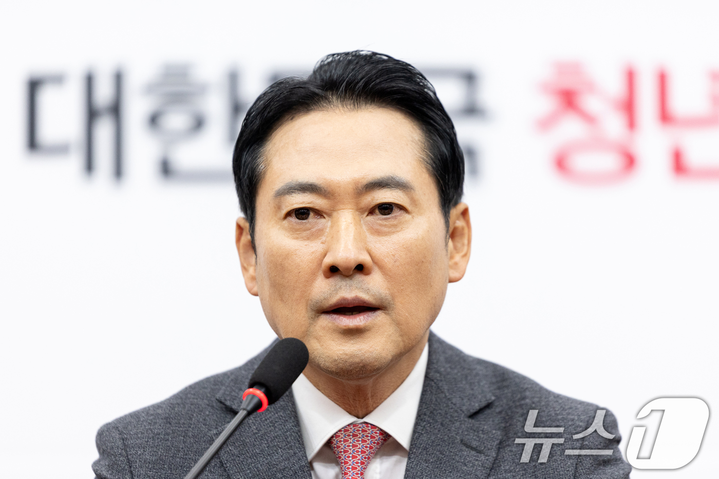 (서울=뉴스1) 이승배 기자 = 장동혁 국민의힘 대표가 2일 서울 여의도 국회에서 열린 기자간담회에서 모두발언하고 있다. 2026.1.2/뉴스1