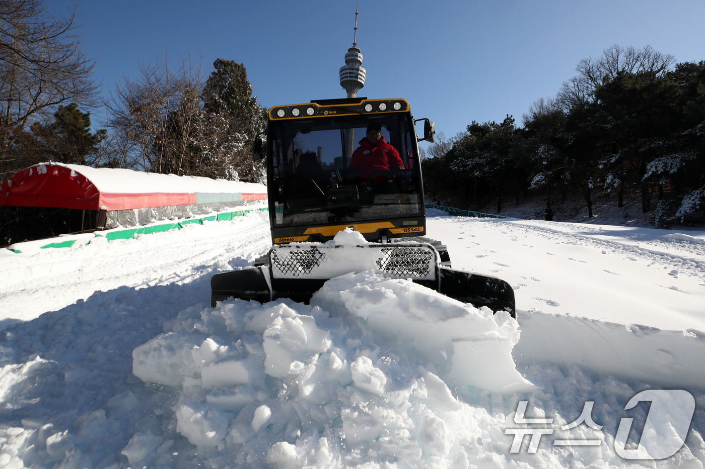 (대구=뉴스1) 공정식 기자 = 한파가 계속된 2일 오후 대구 달서구 테마파크 이월드에서 직원들이 눈썰매장 슬로프를 만들기 위해 눈썰매장에 쌓인 인공 눈을 평탄화하고 있다.올겨울 …