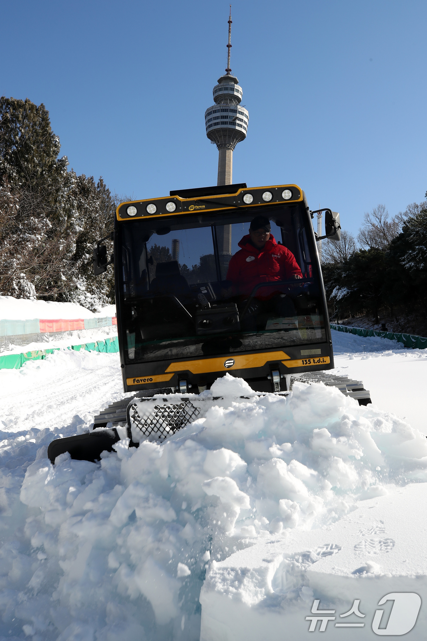 (대구=뉴스1) 공정식 기자 = 한파가 계속된 2일 오후 대구 달서구 테마파크 이월드에서 직원들이 눈썰매장 슬로프를 만들기 위해 눈썰매장에 쌓인 인공 눈을 평탄화하고 있다.올겨울 …