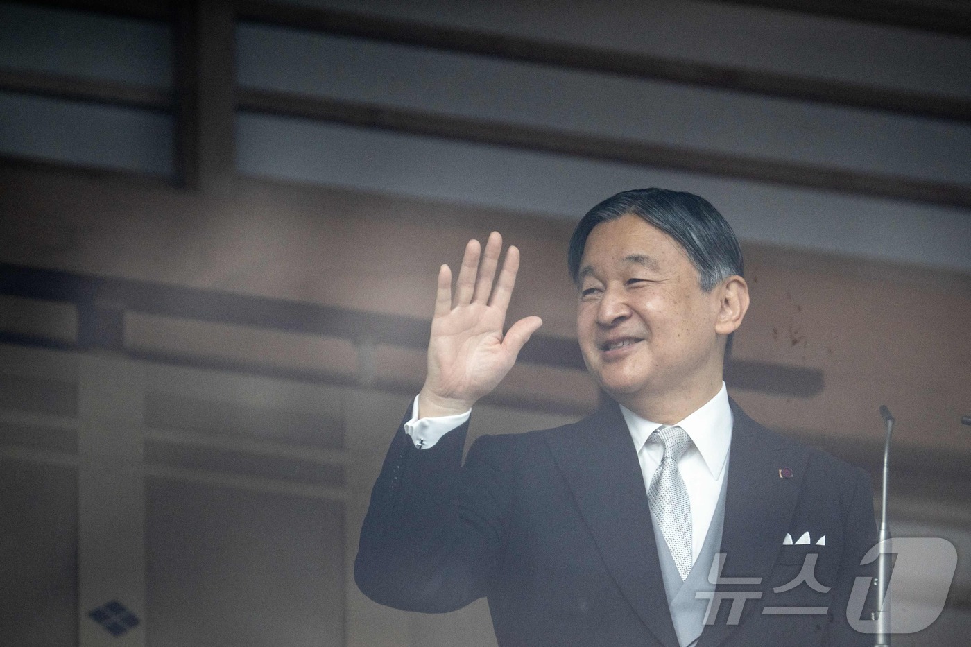 (도쿄 AFP=뉴스1) 강민경 기자 = 나루히토 일왕이 2일 도쿄 왕궁에서 일반참하 행사에 참여한 시민들을 향해 손을 흔들어주고 있다. 2026.1.2ⓒ AFP=뉴스1