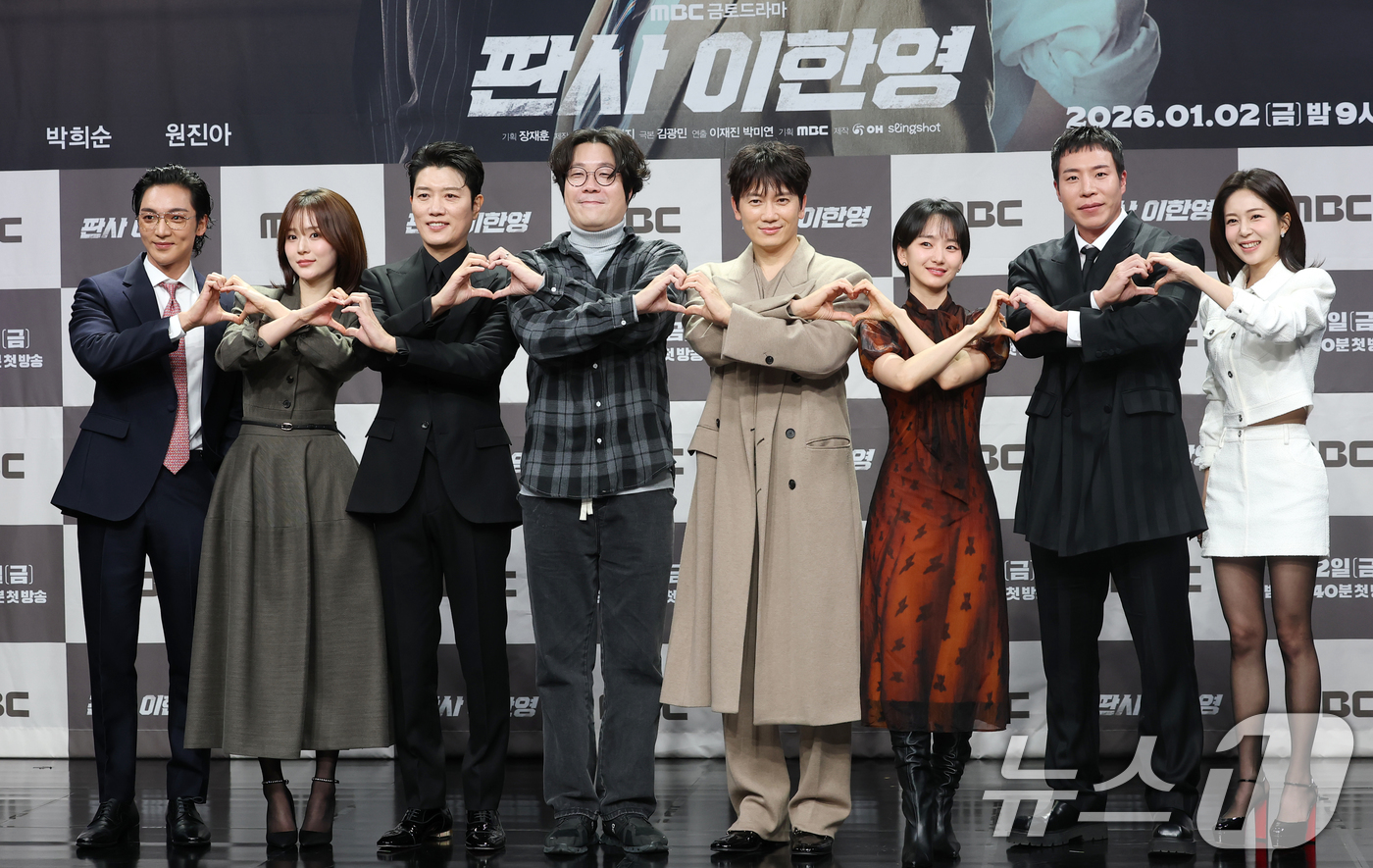 (서울=뉴스1) 권현진 기자 = 배우 황희(왼쪽부터)와 백승희, 박희순, 이재진 PD, 지성, 원진아, 태원석, 백진희가 2일 오후 서울 마포구 MBC 상암 신사옥에서 진행된 MB …