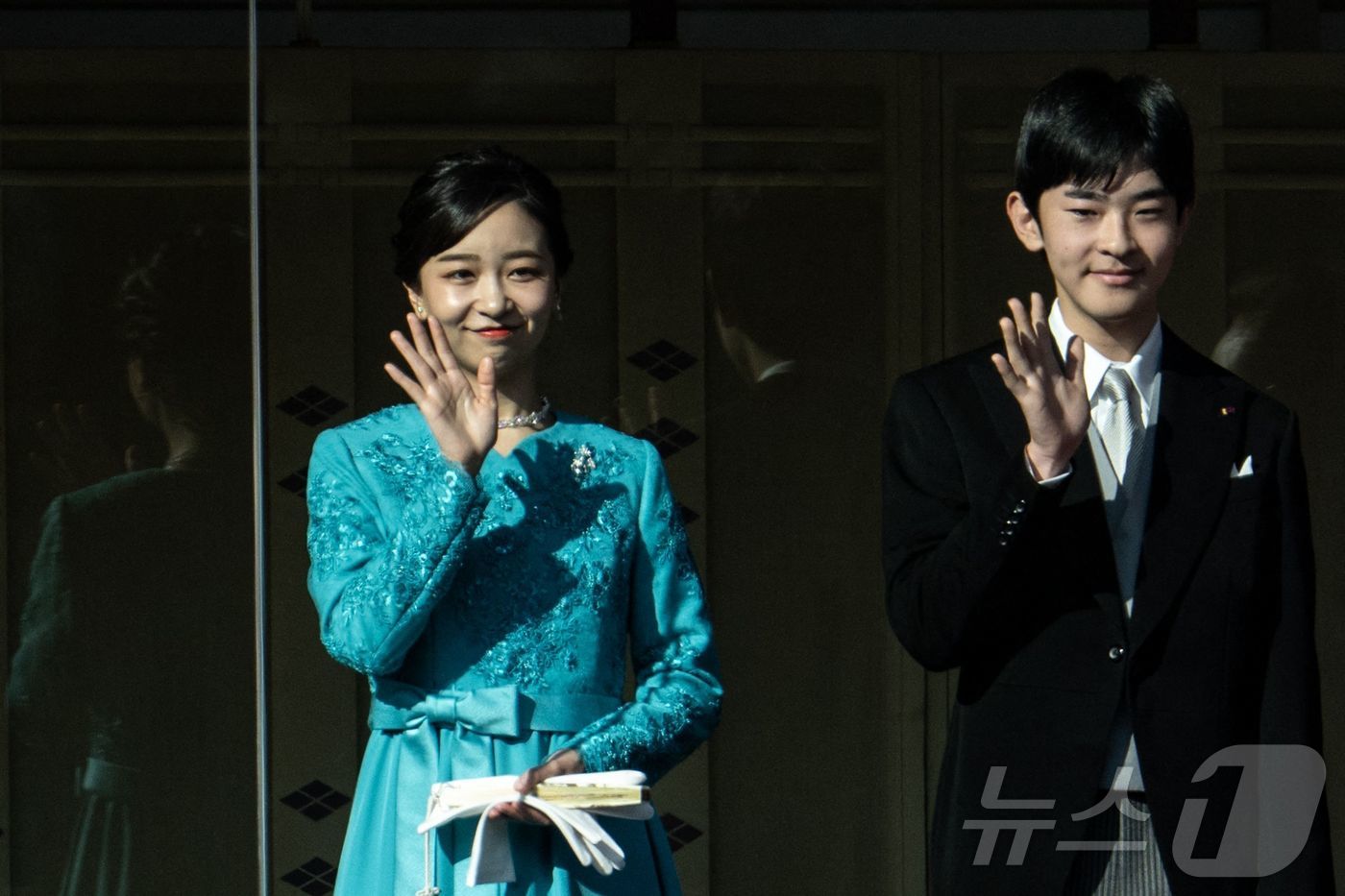 (도쿄 AFP=뉴스1) 강민경 기자 = 후미히토 일본 왕세제의 차녀인 가코 공주와 아들 히사히토 왕자가 2일 도쿄 왕궁 베란다에서 일반참하 행사에 참여한 시민들에게 인사하고 있다. …