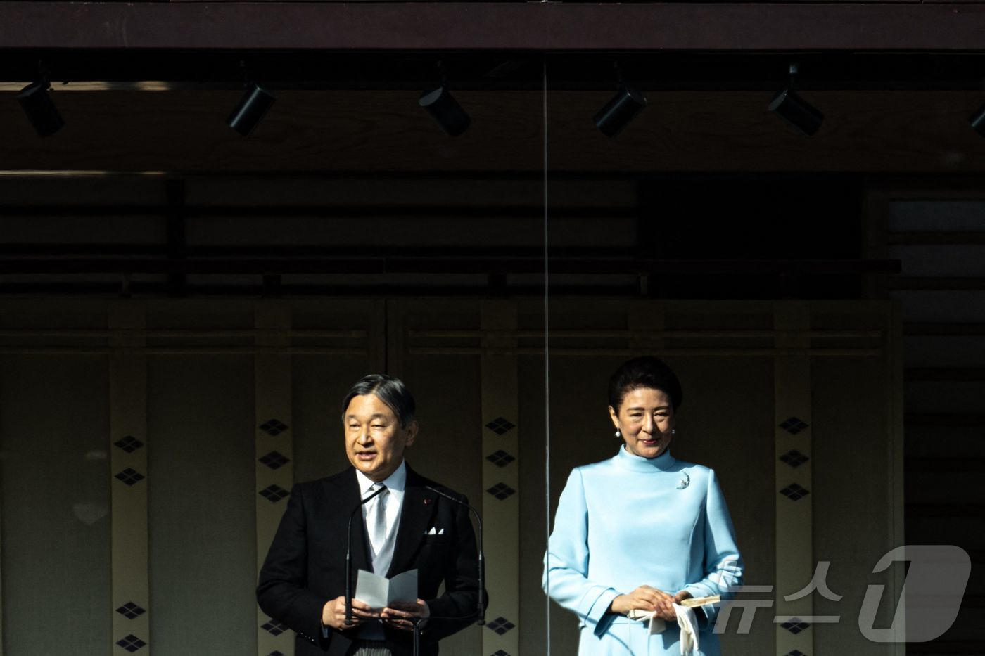 (도쿄 AFP=뉴스1) 강민경 기자 = 나루히토 일왕과 마사코 왕비가 2일 도쿄 왕궁에서 열린 잇판산가 행사에서 시민들을 향해 새해 인사를 전하고 있다. 2026.1.2ⓒ AFP= …