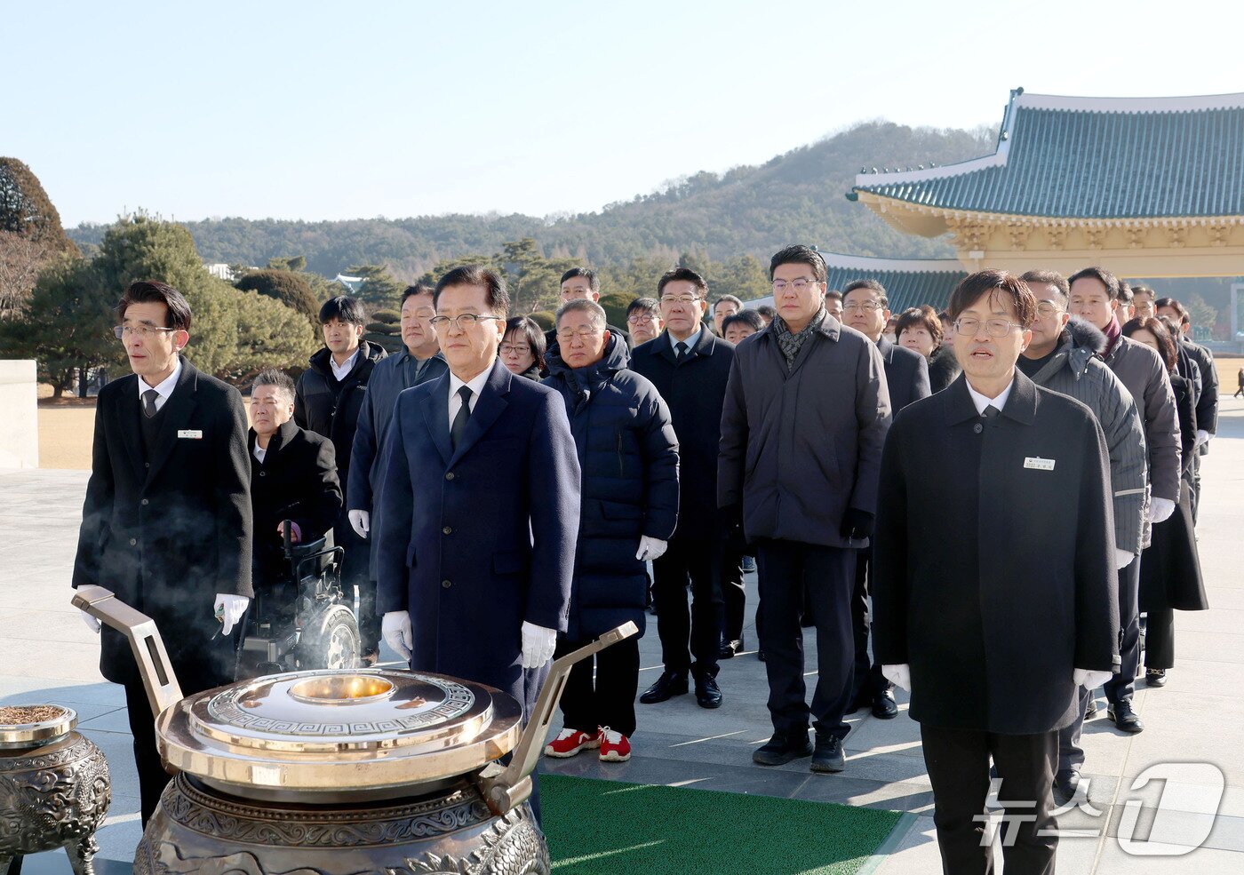 본문 이미지 - 조원휘 의장을 비롯해 대전시의원과 의회 사무처 간부들이 2일 오전 국립대전현충원에서 헌화와 분향, 묵념을 통해 순국선열의 애국정신을 되새겼다. (시의회 제공) / 뉴스1
