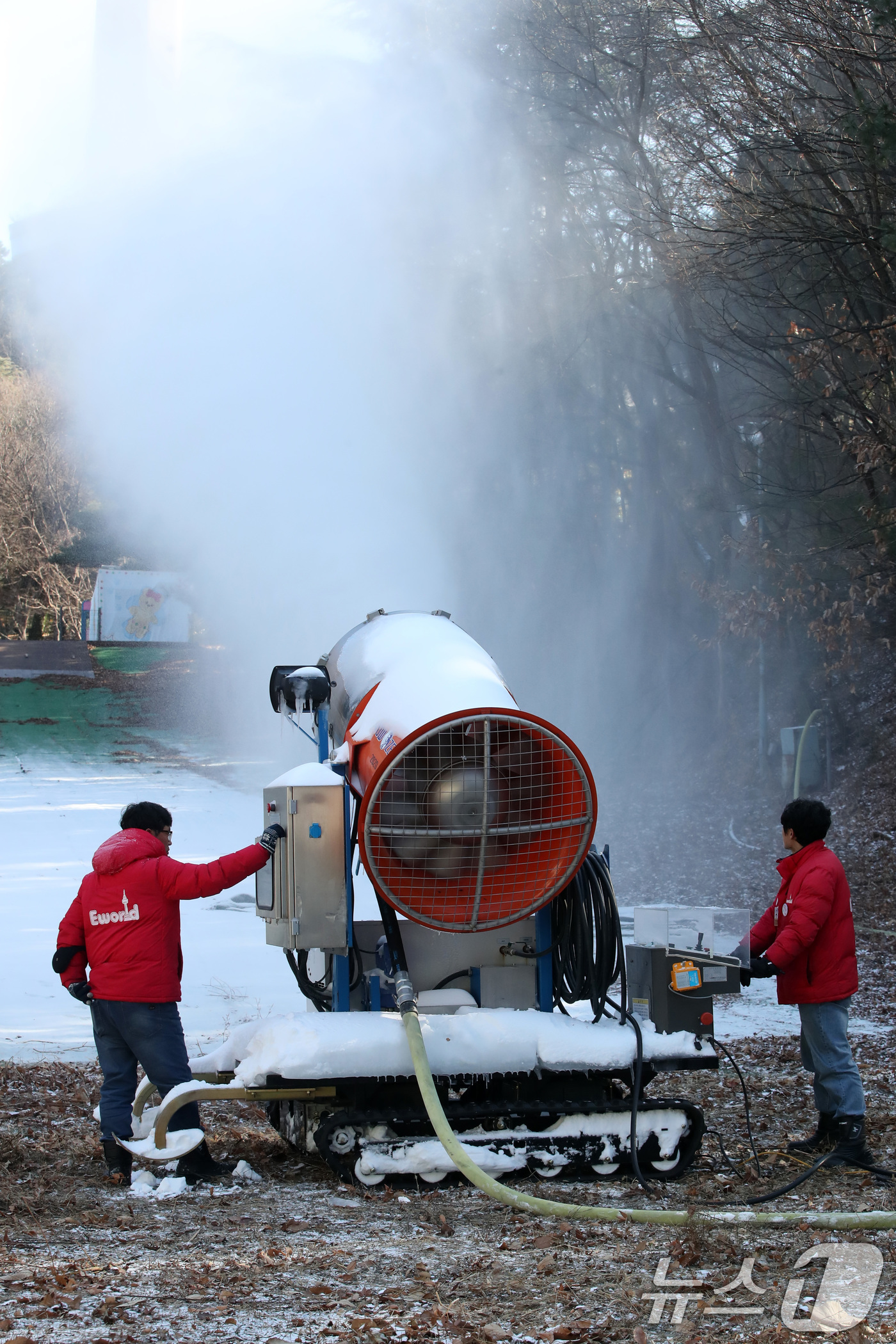 (대구=뉴스1) 공정식 기자 = 한파가 계속된 2일 오후 대구 달서구 테마파크 이월드에서 직원들이 눈썰매장 옆 유아용 눈놀이터를 만들기 위해 인공 제설장비를 가동하고 있다.올겨울 …