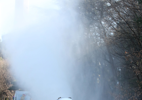 인공 눈 뿌려 눈놀이터 만들기