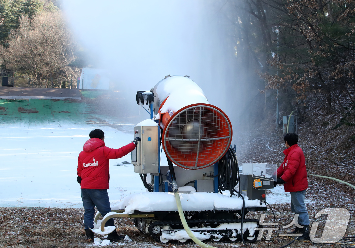 (대구=뉴스1) 공정식 기자 = 한파가 계속된 2일 오후 대구 달서구 테마파크 이월드에서 직원들이 눈썰매장 옆 유아용 눈놀이터를 만들기 위해 인공 제설장비를 가동하고 있다.올겨울 …