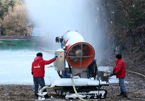 개장 늦어지는 눈놀이터