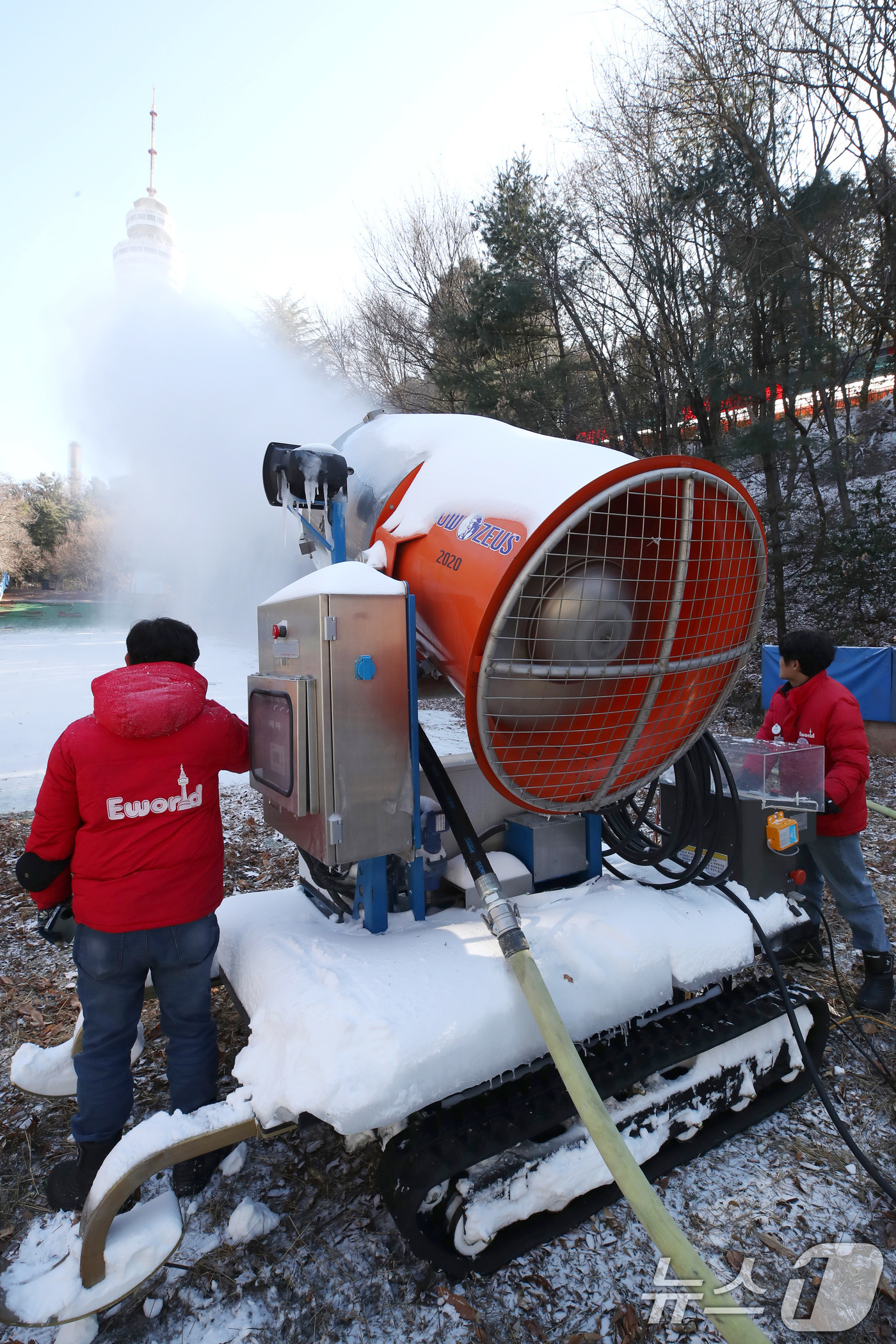 (대구=뉴스1) 공정식 기자 = 한파가 계속된 2일 오후 대구 달서구 테마파크 이월드에서 직원들이 눈썰매장 옆 유아용 눈놀이터를 만들기 위해 인공 제설장비를 가동하고 있다.올겨울 …