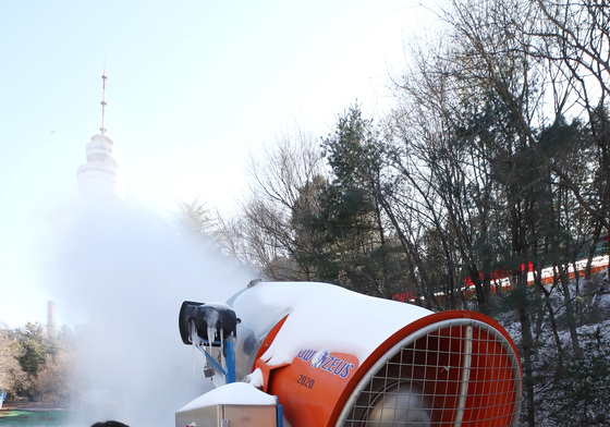 개장 늦어지는 눈놀이터