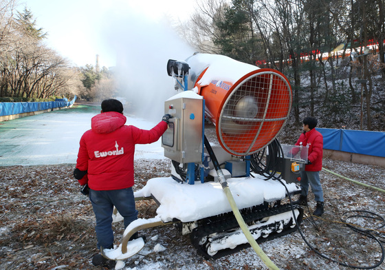 인공 눈 뿌려 눈놀이터 만들기