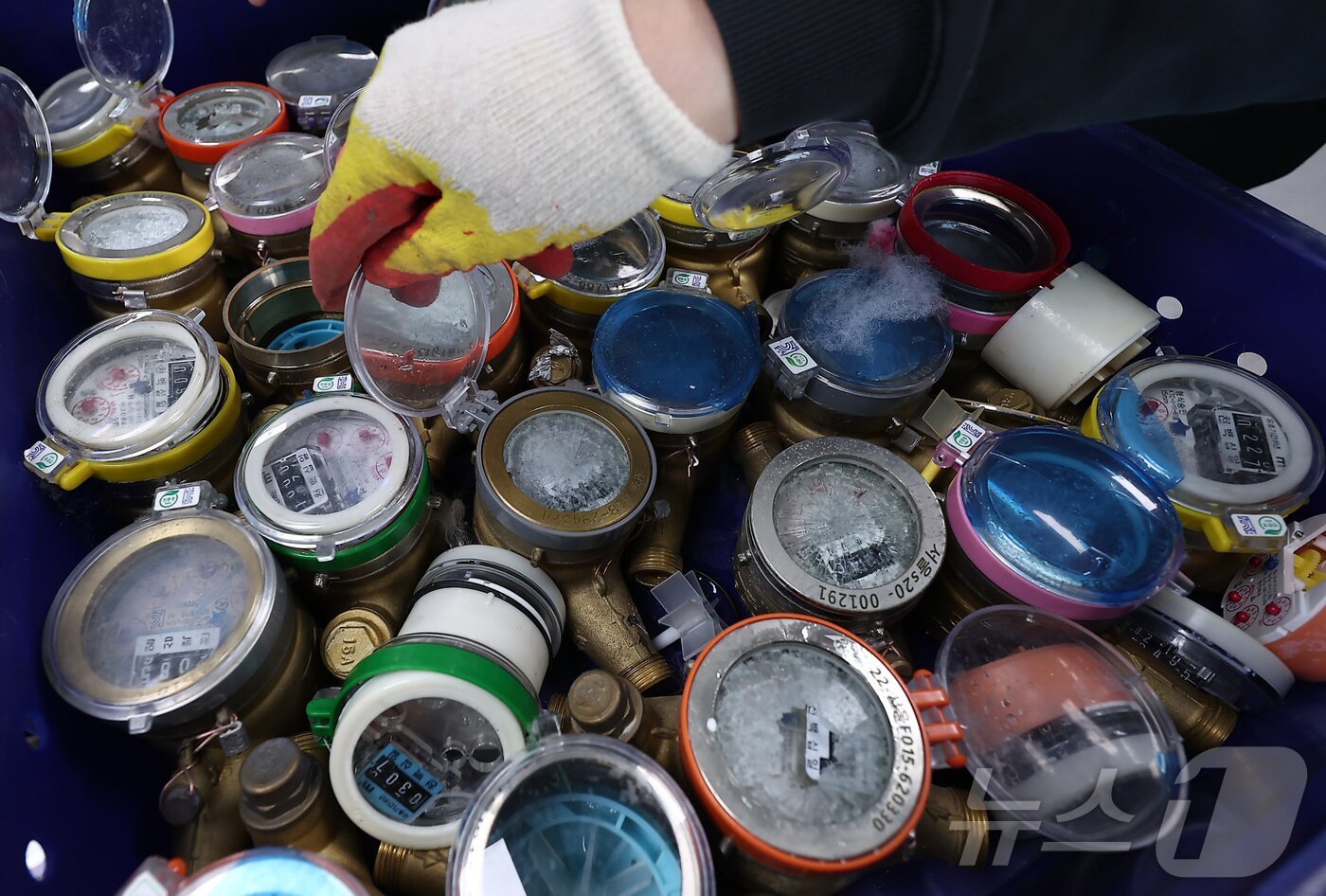 본문 이미지 - 서울 전역에 발효된 한파주의보로 계량기 동파 피해가 발생했다. 2일 서울시에 따르면 전날(1일) 오후 5시부터 이날 오전 5시까지 계량기 동파 8건이 발생했다. 한랭질환자는 발생하지 않았다. 2일 서울 강북구 서울북부수도사업소에서 수도계량기 교체반 직원이 동파된 수도계량기를 정리하고 있다. 2026.1.2/뉴스1 ⓒ News1 김성진 기자