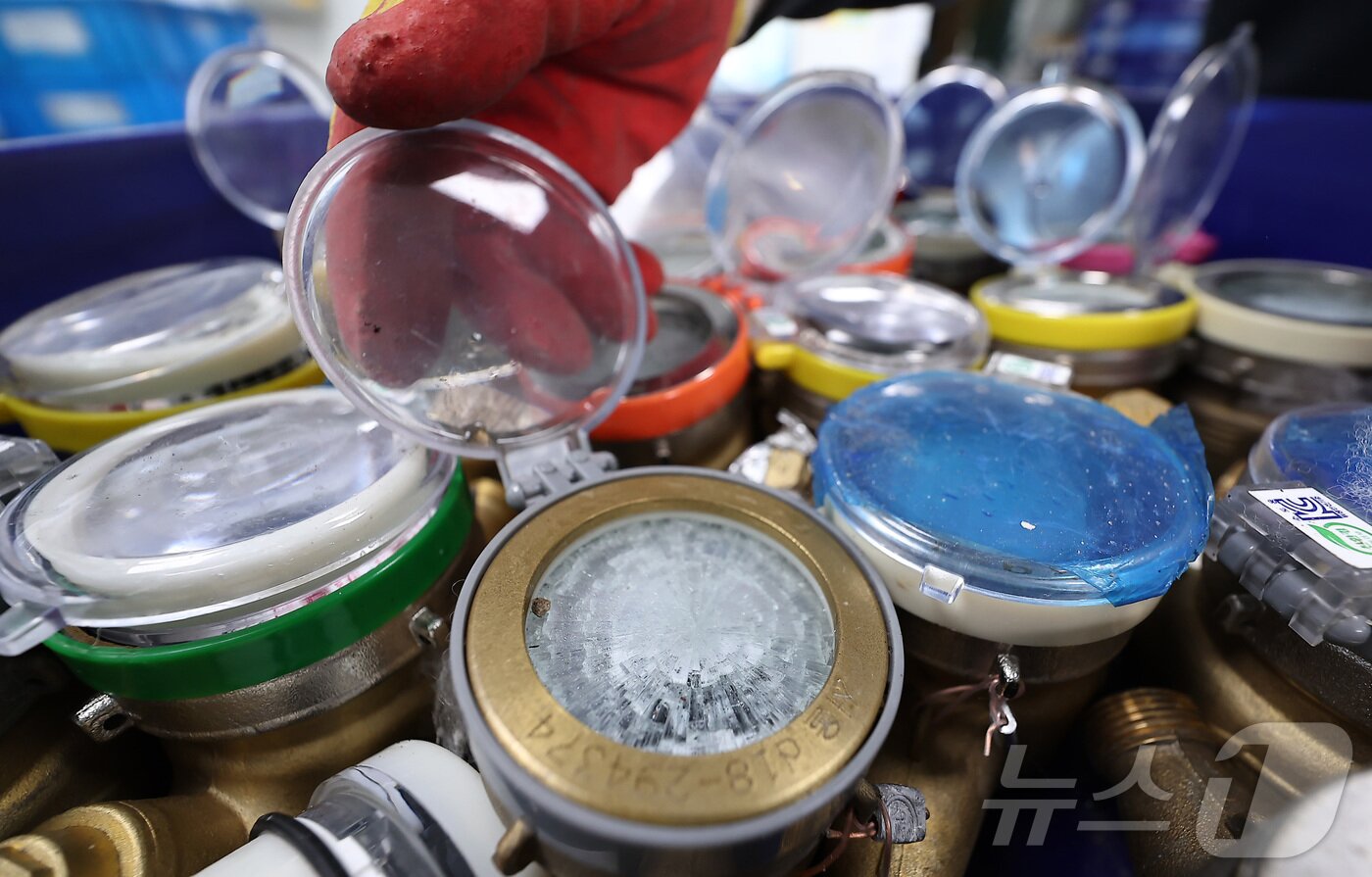 본문 이미지 - 서울 전역에 발효된 한파주의보로 계량기 동파 피해가 발생했다. 2일 서울시에 따르면 전날(1일) 오후 5시부터 이날 오전 5시까지 계량기 동파 8건이 발생했다. 한랭질환자는 발생하지 않았다. 2일 서울 강북구 서울북부수도사업소에서 수도계량기 교체반 직원이 동파된 수도계량기를 정리하고 있다. 2026.1.2/뉴스1 ⓒ News1 김성진 기자