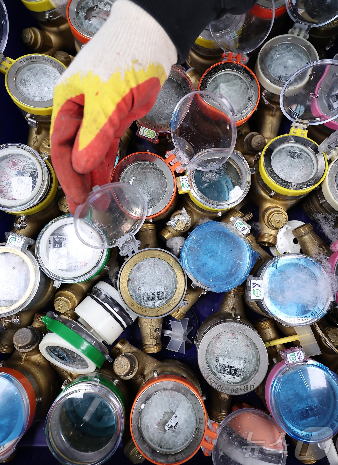 본문 이미지 - 서울 전역에 발효된 한파주의보로 계량기 동파 피해가 발생했다. 2일 서울시에 따르면 전날(1일) 오후 5시부터 이날 오전 5시까지 계량기 동파 8건이 발생했다. 한랭질환자는 발생하지 않았다. 2일 서울 강북구 서울북부수도사업소에서 수도계량기 교체반 직원이 동파된 수도계량기를 정리하고 있다. 2026.1.2/뉴스1 ⓒ News1 김성진 기자