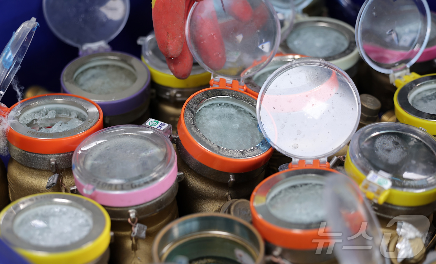 (서울=뉴스1) 김성진 기자 = 서울 전역에 발효된 한파주의보로 계량기 동파 피해가 발생했다.2일 서울시에 따르면 전날(1일) 오후 5시부터 이날 오전 5시까지 계량기 동파 8건이 …