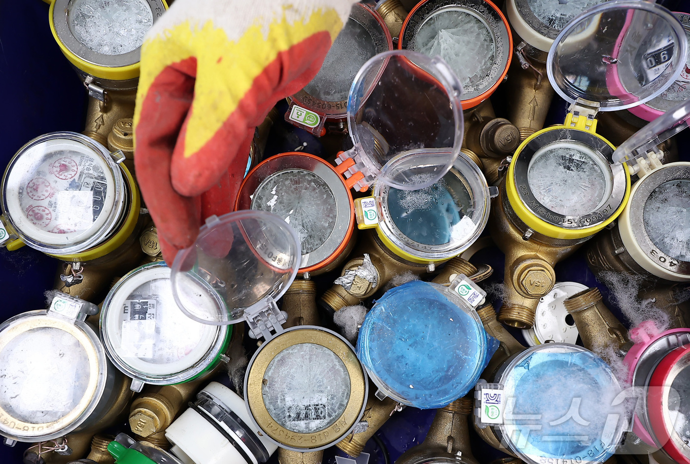 (서울=뉴스1) 김성진 기자 = 서울 전역에 발효된 한파주의보로 계량기 동파 피해가 발생했다.2일 서울시에 따르면 전날(1일) 오후 5시부터 이날 오전 5시까지 계량기 동파 8건이 …