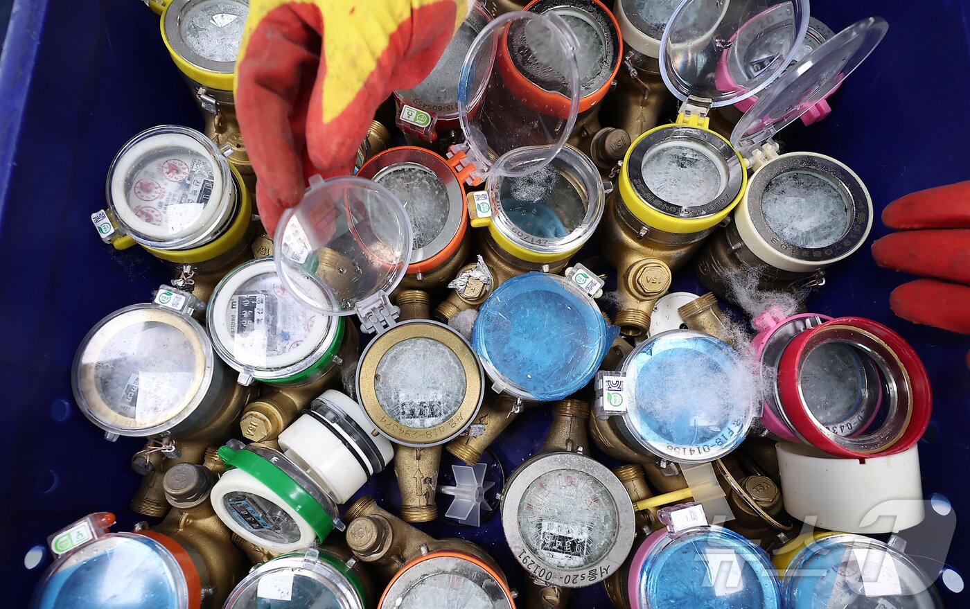 본문 이미지 - 서울 전역에 발효된 한파주의보로 계량기 동파 피해가 발생했다. 2일 서울시에 따르면 전날(1일) 오후 5시부터 이날 오전 5시까지 계량기 동파 8건이 발생했다. 한랭질환자는 발생하지 않았다. 2일 서울 강북구 서울북부수도사업소에서 수도계량기 교체반 직원이 동파된 수도계량기를 정리하고 있다. 2026.1.2/뉴스1 ⓒ News1 김성진 기자