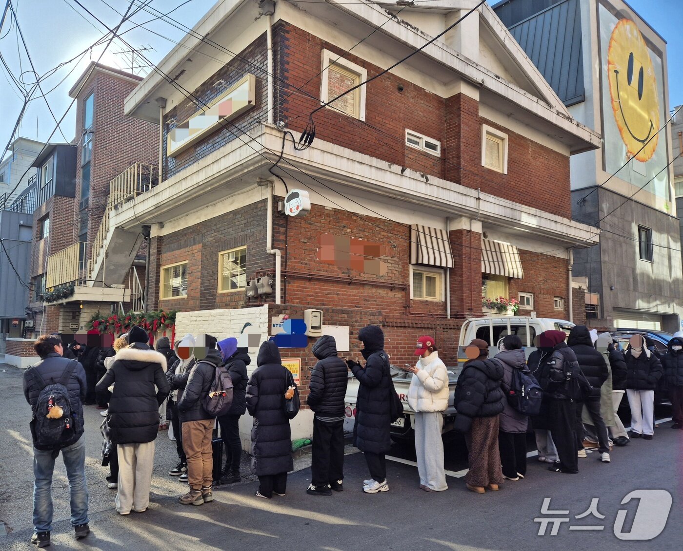본문 이미지 - 2일 서울 마포구 연남동의 한 카페 앞에 시민들이 두바이 쫀득 쿠키를 사기 위해 대기하고 있다. 2026.1.2/뉴스1 ⓒ News1 신윤하 기자