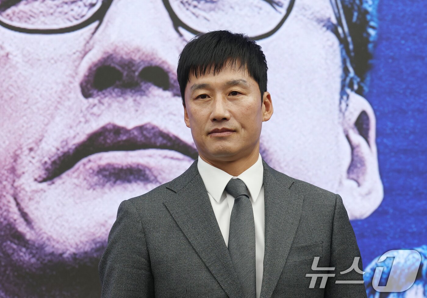 본문 이미지 - 이정효 수원삼성 신임 감독이 2일 경기 수원시 권선구 도이치오토월드 차란차 스튜디오에서 열린 취임 기자회견에서 기념촬영을 하고 있다. 2026.1.2/뉴스1 ⓒ News1 김영운 기자