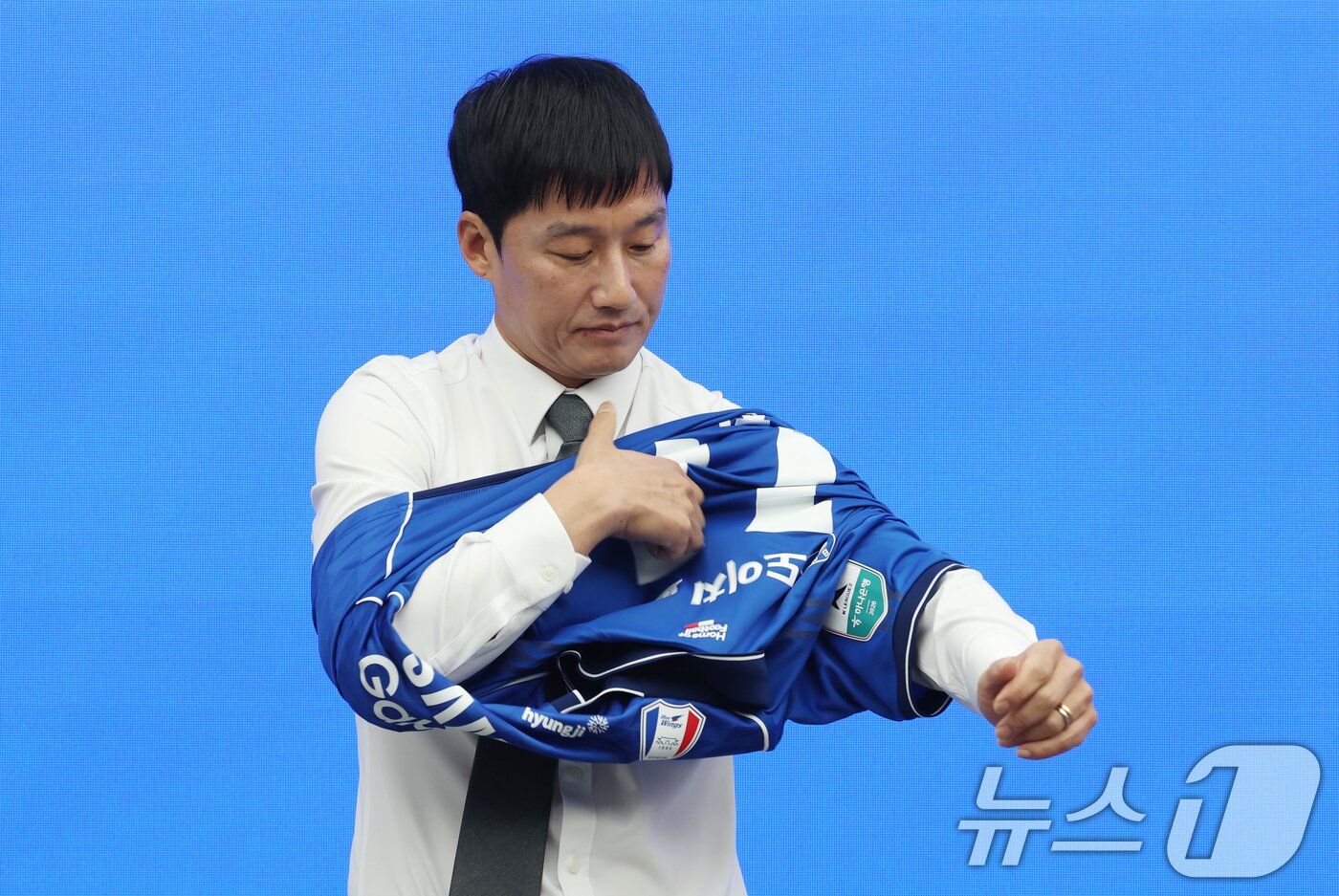 본문 이미지 - 이정효 수원삼성 신임 감독이 2일 경기 수원시 권선구 도이치오토월드 차란차 스튜디오에서 열린 취임 기자회견에서 시즌 새 유니폼을 입고 있다. 2026.1.2/뉴스1 ⓒ News1 김영운 기자
