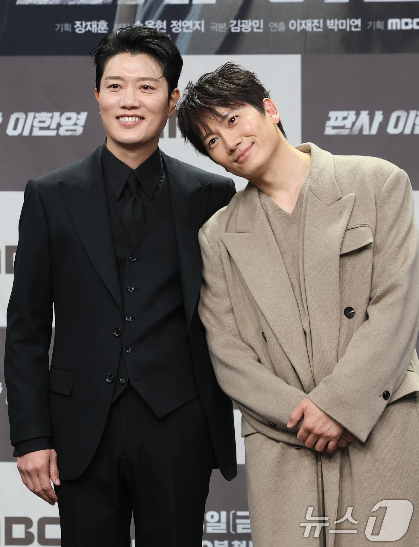 (서울=뉴스1) 권현진 기자 = 배우 박희순과 지성(오른쪽)이 2일 오후 서울 마포구 MBC 상암 신사옥에서 진행된 MBC 새 금토드라마 ‘판사 이한영’(극본 김광민/연출 이재진, …