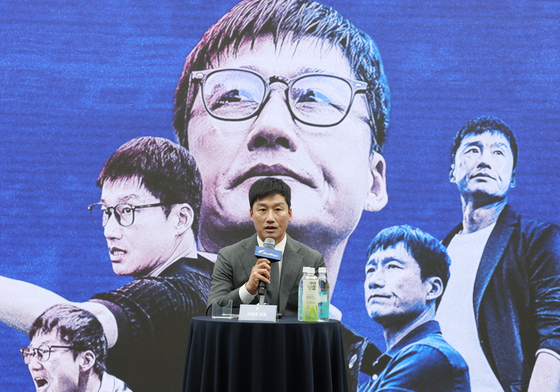 수원 새 사령탑 이정효의 일성 "선수들 마인드부터 변화 꾀할 것"