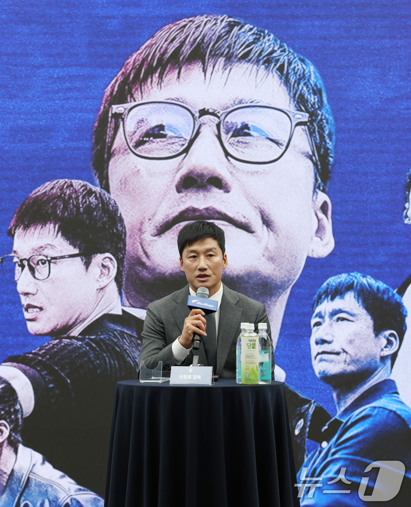 (수원=뉴스1) 김영운 기자 = 이정효 수원삼성 신임 감독이 2일 경기 수원시 권선구 도이치오토월드 차란차 스튜디오에서 열린 취임 기자회견에서 취임 소감 및 각오를 말하고 있다. …