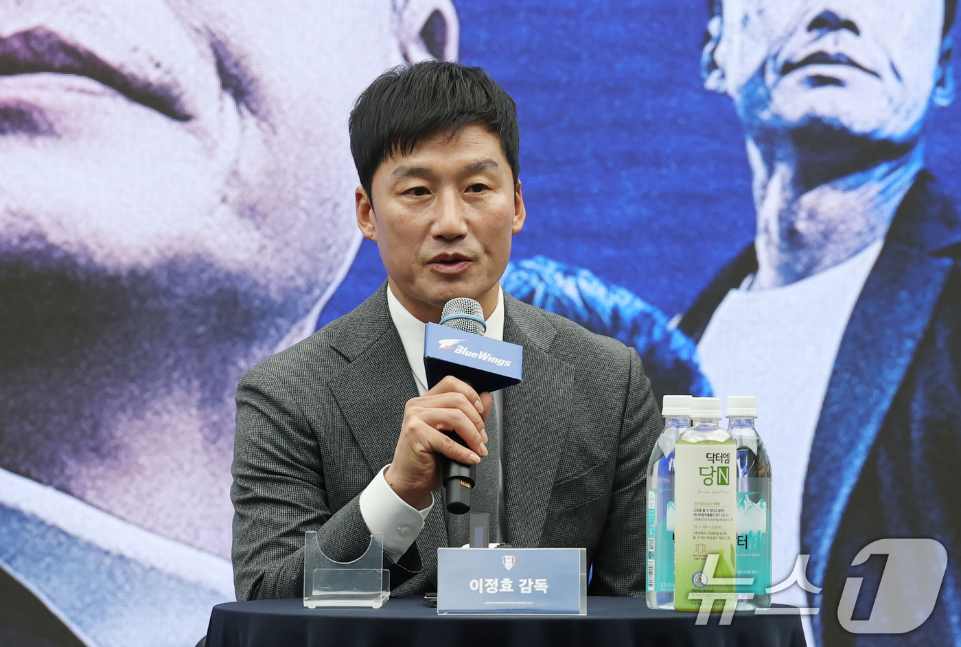 (수원=뉴스1) 김영운 기자 = 이정효 수원삼성 신임 감독이 2일 경기 수원시 권선구 도이치오토월드 차란차 스튜디오에서 열린 취임 기자회견에서 취임 소감 및 각오를 말하고 있다. …