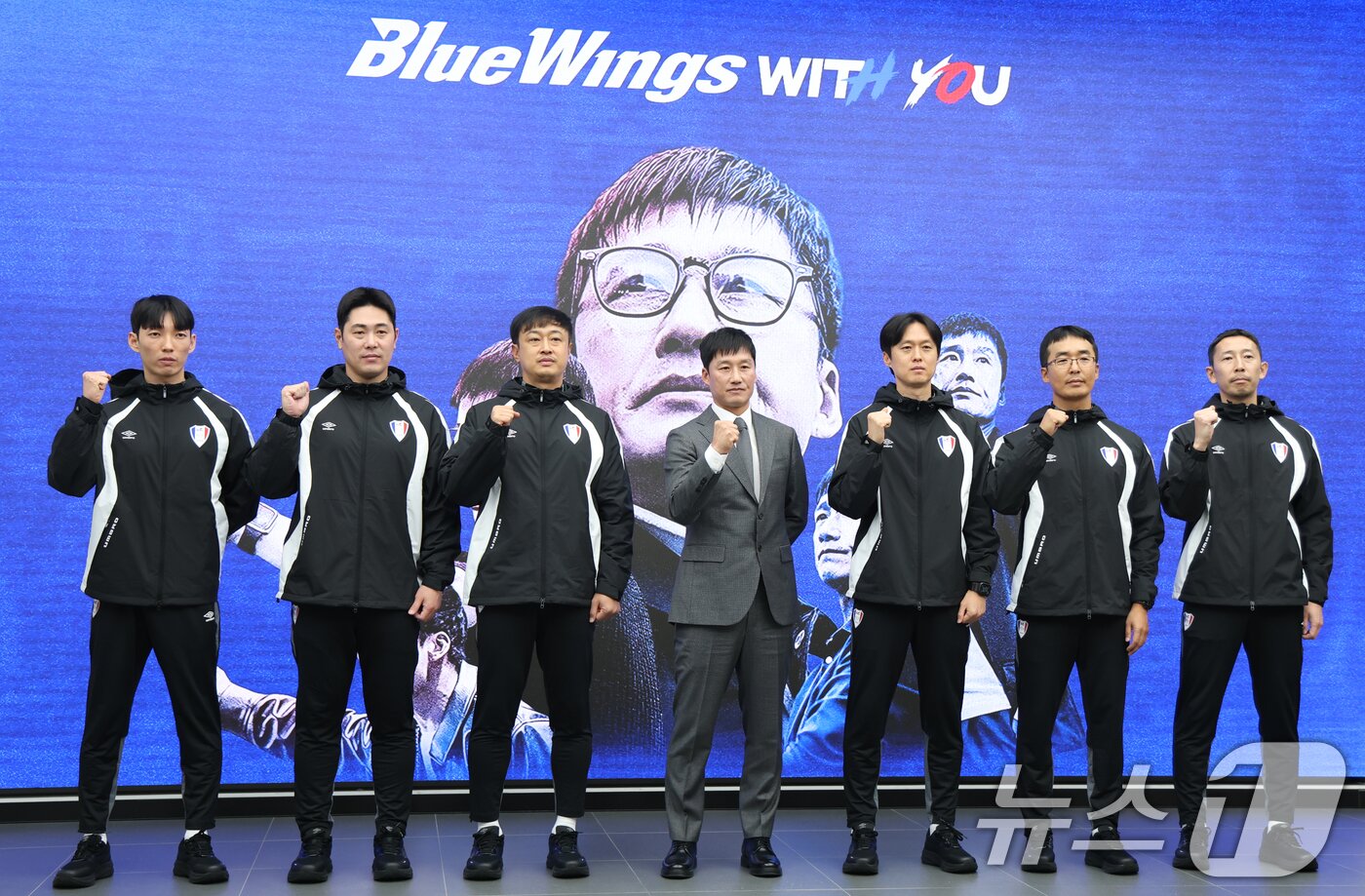 본문 이미지 - 이정효 수원삼성 신임 감독이 2일 경기 수원시 권선구 도이치오토월드 차란차 스튜디오에서 열린 취임 기자회견에서 코칭스텝과 함께 기념촬영을 하고 있다. 2026.1.2/뉴스1 ⓒ News1 김영운 기자