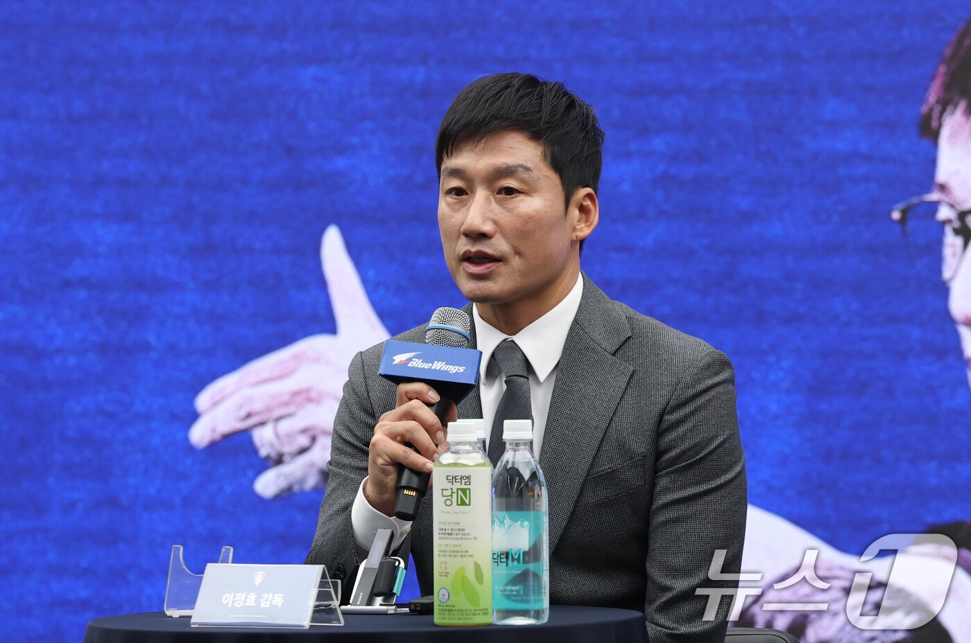 본문 이미지 - 이정효 수원삼성 신임 감독이 2일 경기 수원시 권선구 도이치오토월드 차란차 스튜디오에서 열린 취임 기자회견에서 취임 소감 및 각오를 말하고 있다. 2026.1.2/뉴스1 ⓒ News1 김영운 기자