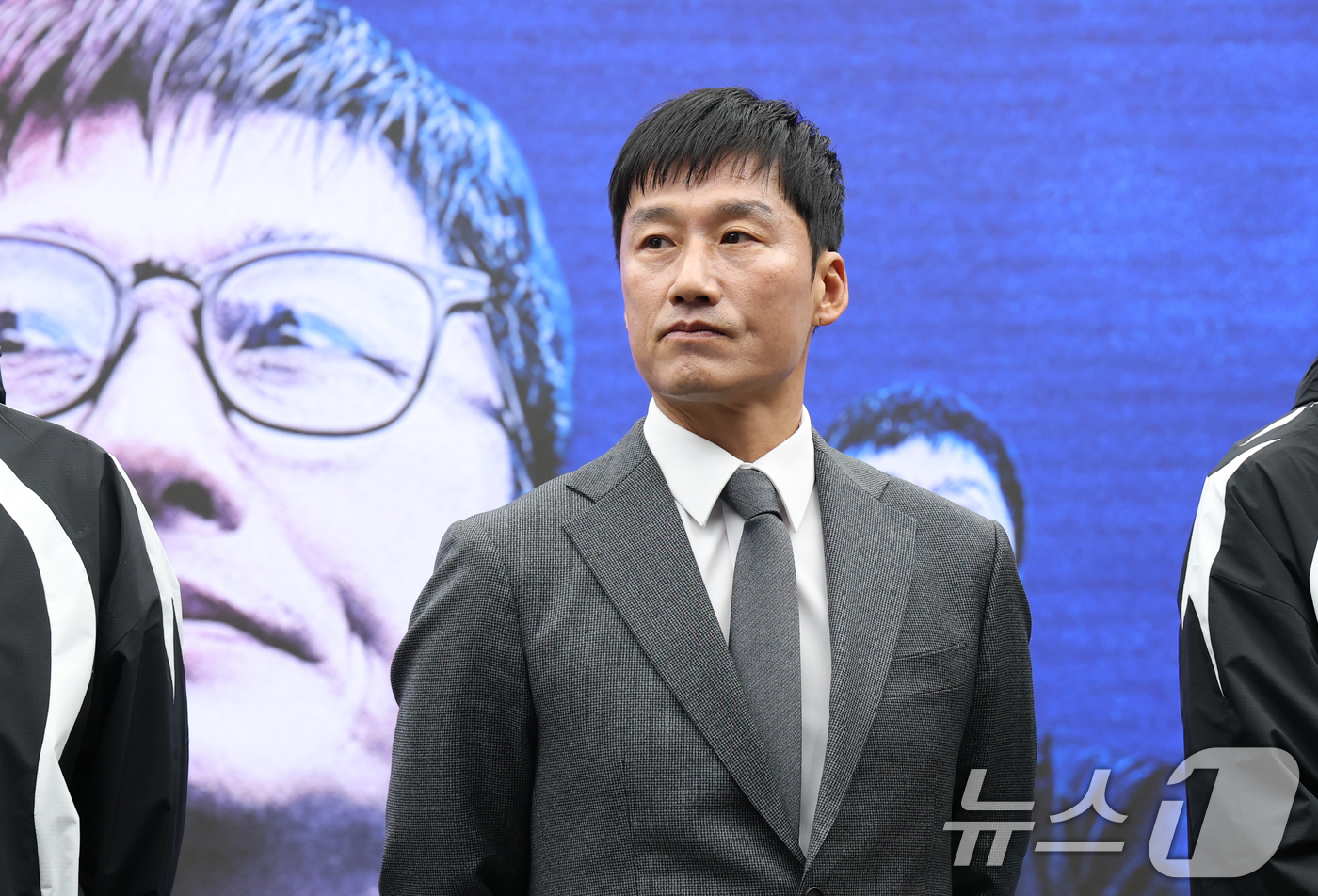 (수원=뉴스1) 김영운 기자 = 이정효 수원삼성 신임 감독이 2일 경기 수원시 권선구 도이치오토월드 차란차 스튜디오에서 열린 취임 기자회견에서 기념촬영을 하고 있다. 2026.1. …