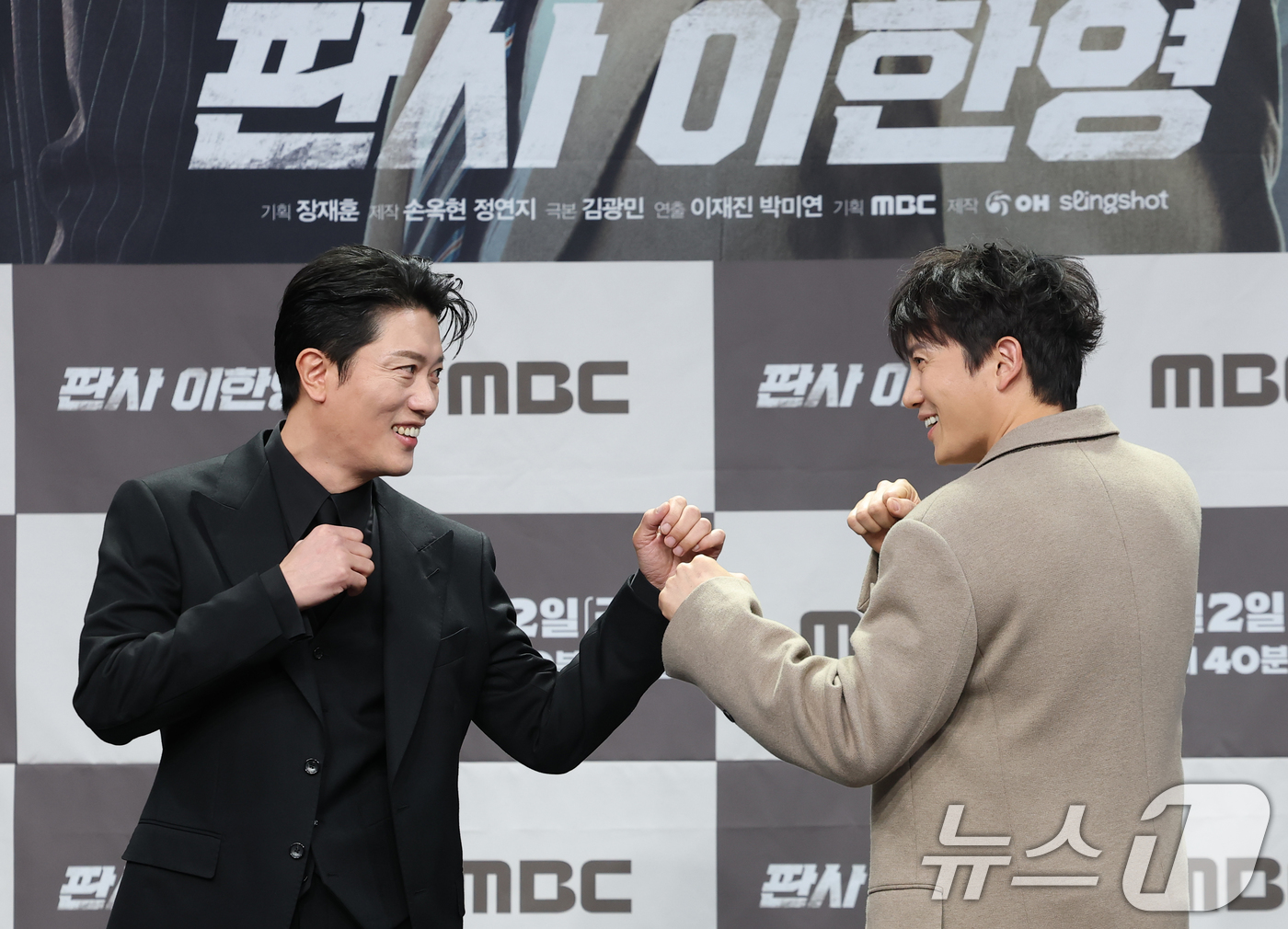 (서울=뉴스1) 권현진 기자 = 배우 박희순과 지성(오른쪽)이 2일 오후 서울 마포구 MBC 상암 신사옥에서 진행된 MBC 새 금토드라마 ‘판사 이한영’(극본 김광민/연출 이재진, …