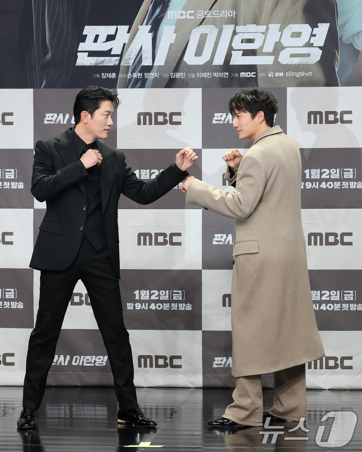 (서울=뉴스1) 권현진 기자 = 배우 박희순과 지성(오른쪽)이 2일 오후 서울 마포구 MBC 상암 신사옥에서 진행된 MBC 새 금토드라마 ‘판사 이한영’(극본 김광민/연출 이재진, …