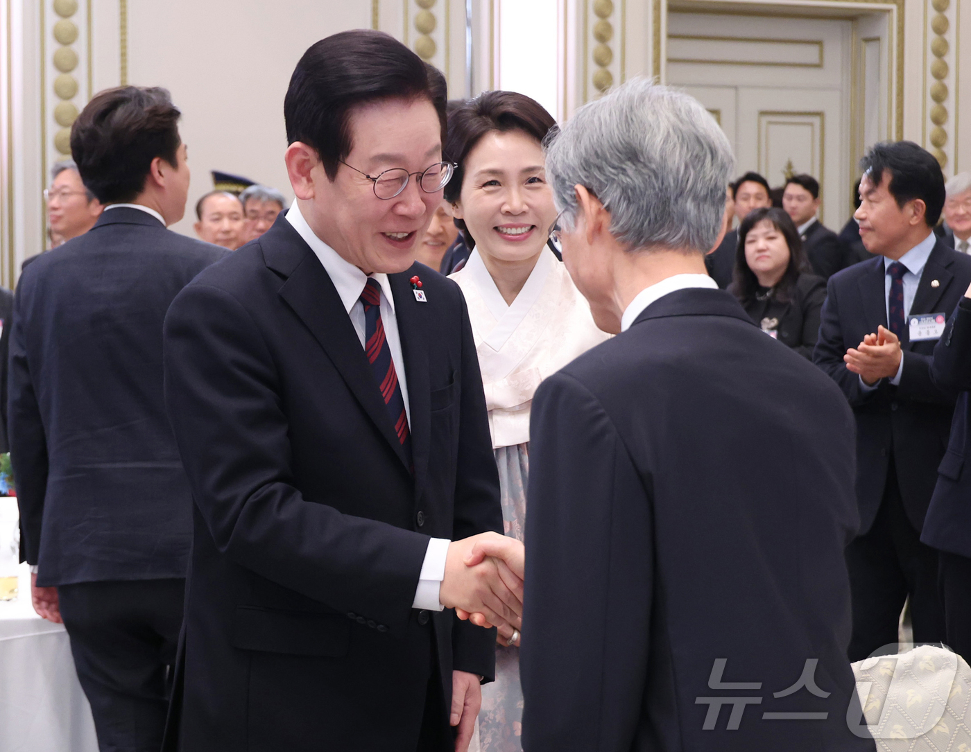 (서울=뉴스1) 이재명 기자 = 이재명 대통령이 2일 오후 청와대 영빈관에서 열린 2026년 신년 인사회에서 조희대 대법원장과 인사를 나누고 있다. (청와대통신사진기자단)2026. …