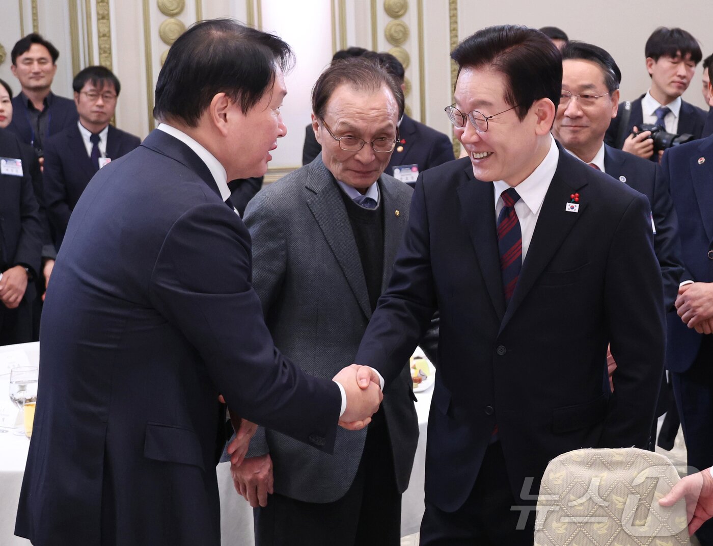 본문 이미지 - 이재명 대통령이 2일 오후 청와대 영빈관에서 열린 2026년 신년 인사회에서 최태원 대한상공회의소 회장과 인사를 나누고 있다. (공동취재) 2026.1.2/뉴스1 ⓒ News1 이재명 기자