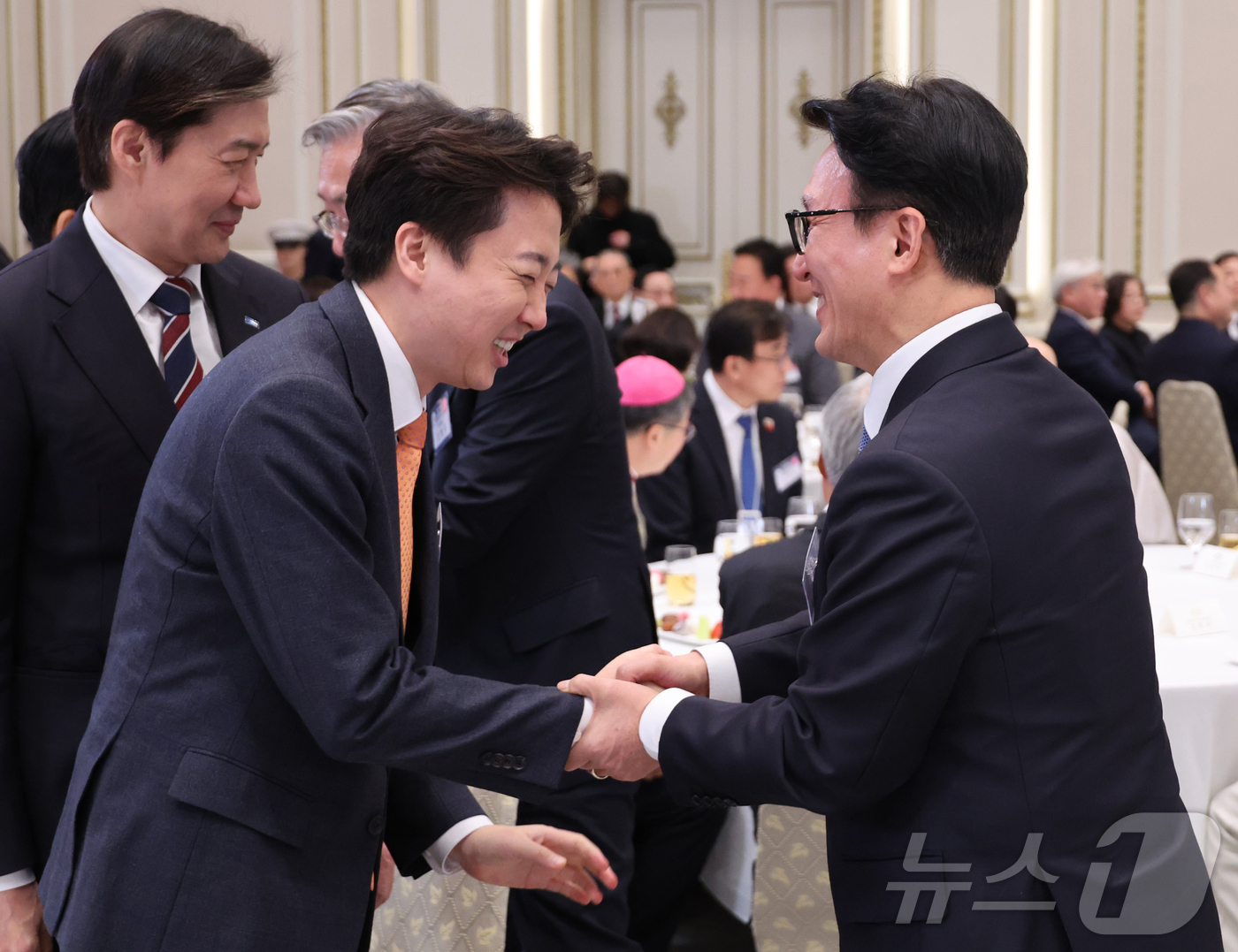 (서울=뉴스1) 이재명 기자 = 2일 오후 청와대 영빈관에서 열린 2026년 신년 인사회에서 김민석 국무총리와 이준석 개혁신당 대표가 신년 인사를 나누고 있다. (청와대통신사진기자 …