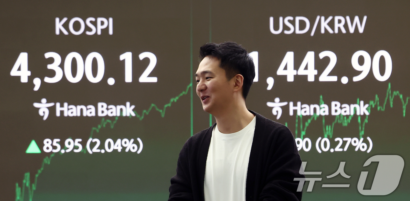(서울=뉴스1) 김민지 기자 = 코스피가 새해 첫날 장중 4300선을 돌파하며 최고치를 경신한 2일 오후 서울 중구 하나은행 딜링룸 전광판에 코스피 지수가 나오고 있다. 2026. …