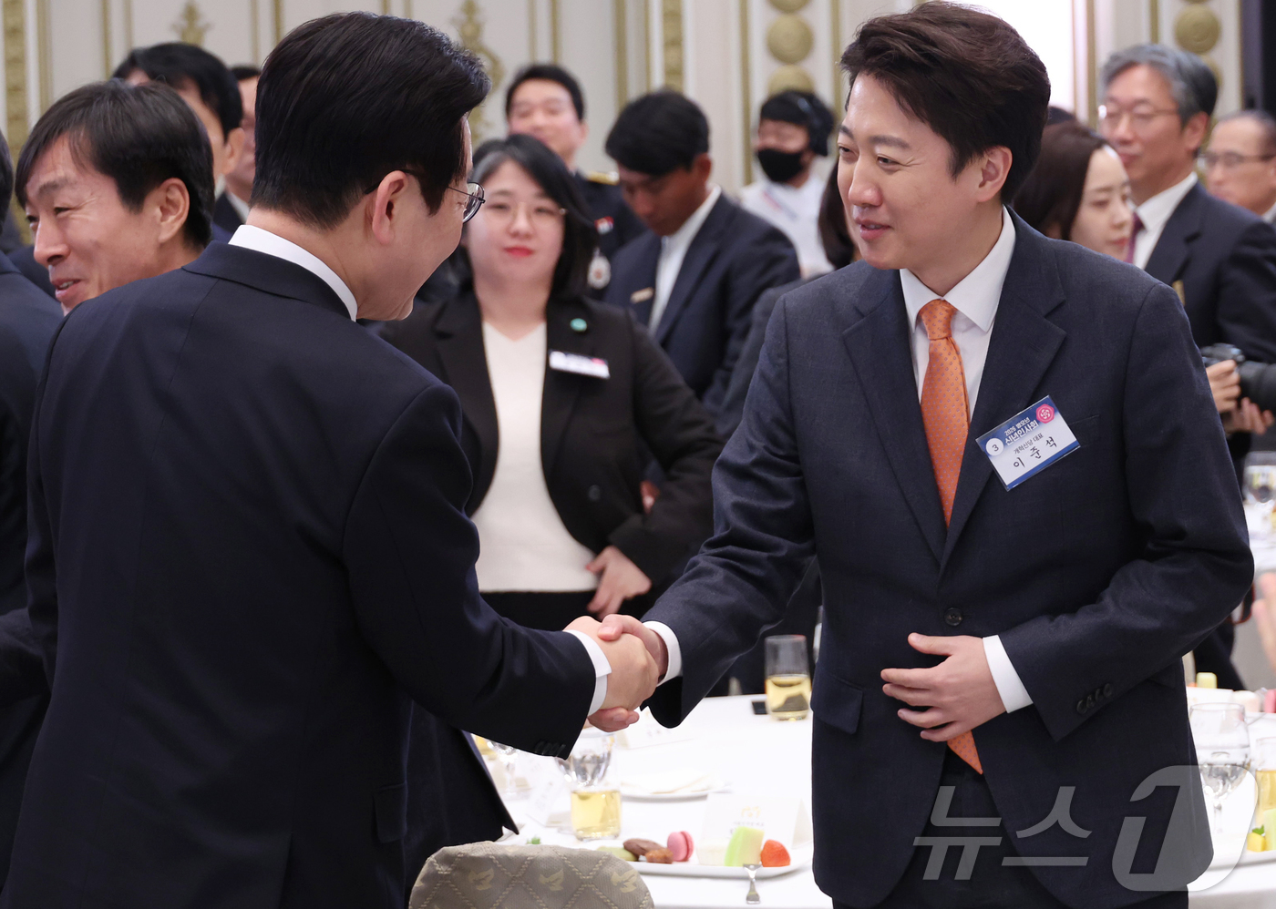 (서울=뉴스1) 이재명 기자 = 이재명 대통령이 2일 오후 청와대 영빈관에서 열린 2026년 신년 인사회에서 이준석 개혁신당 대표와 인사를 나누고 있다. (청와대통신사진기자단)20 …