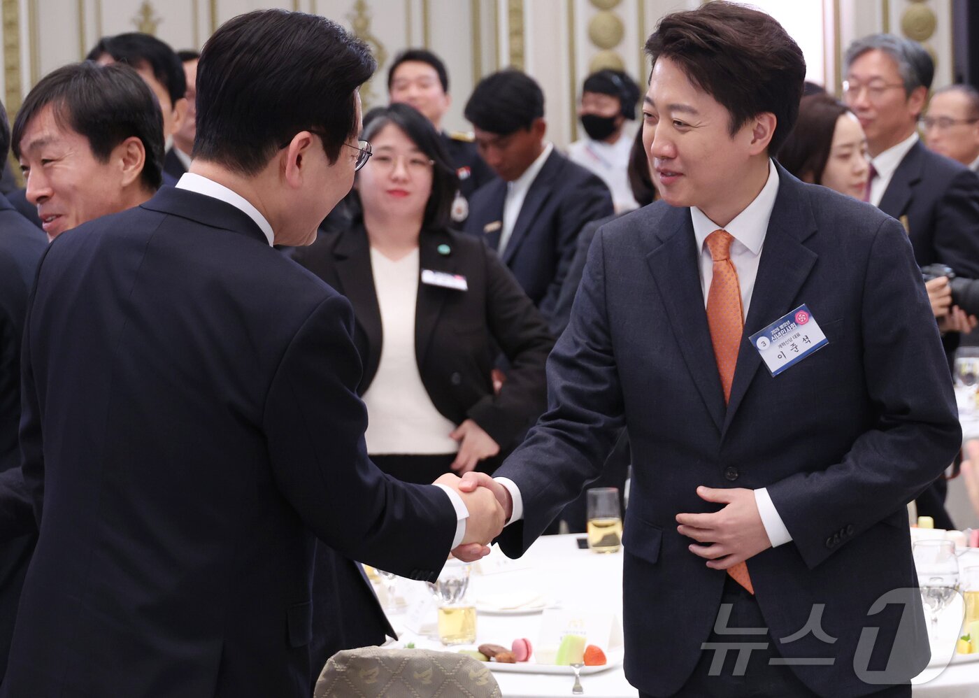 본문 이미지 - 이재명 대통령이 2일 오후 청와대 영빈관에서 열린 2026년 신년 인사회에서 이준석 개혁신당 대표와 인사를 나누고 있다. (공동취재) 2026.1.2/뉴스1 ⓒ News1 이재명 기자