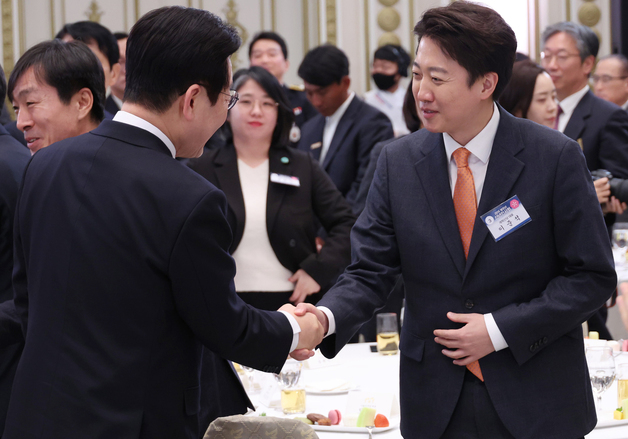 이준석 개혁신당 대표와 악수하는 이재명 대통령