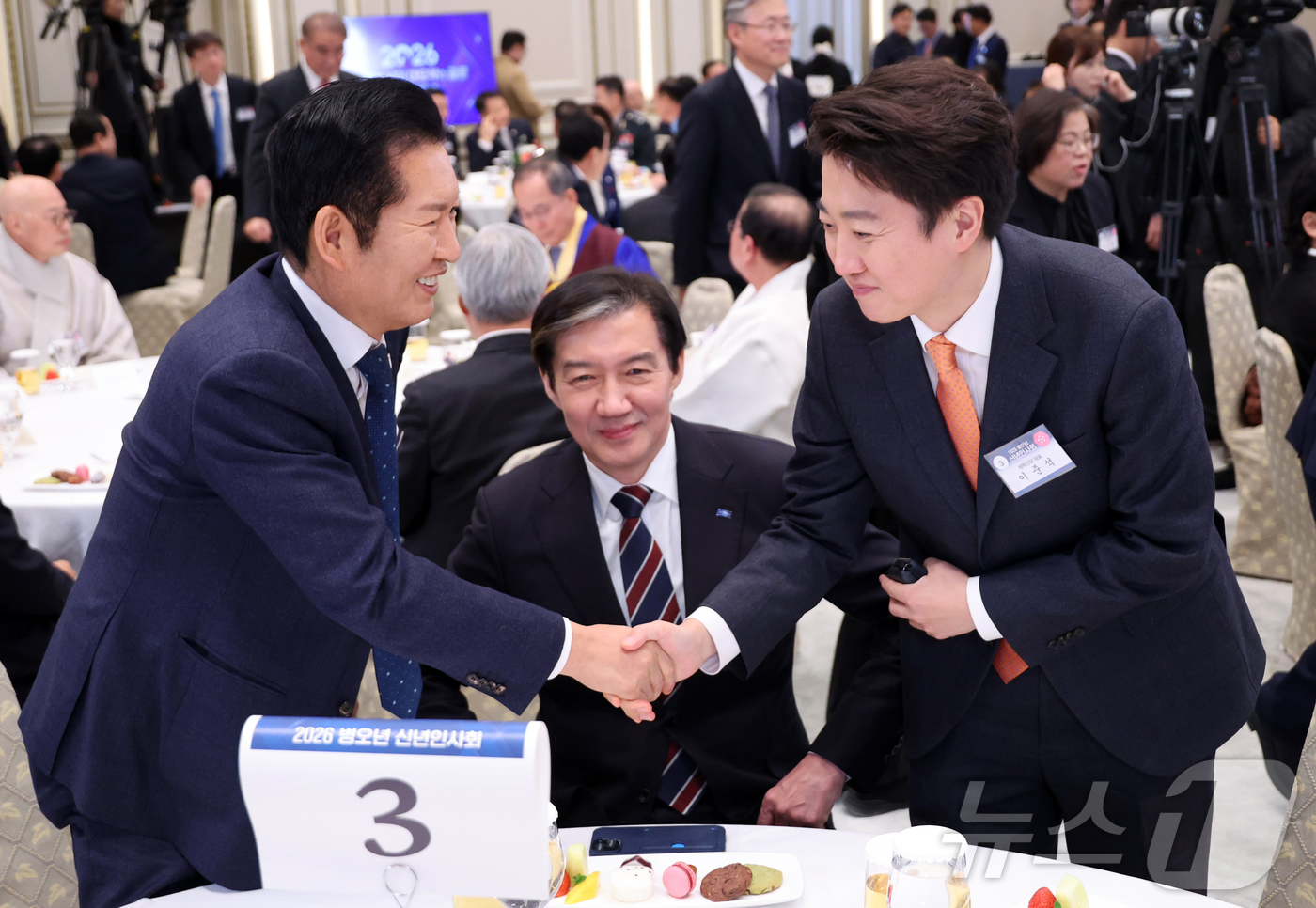 (서울=뉴스1) 이재명 기자 = 2일 오후 청와대 영빈관에서 열린 2026년 신년 인사회에서 정청래 더불어민주당 대표, 조국 조국혁신당 대표, 이준석 개혁신당 대표가 신년 인사를 …